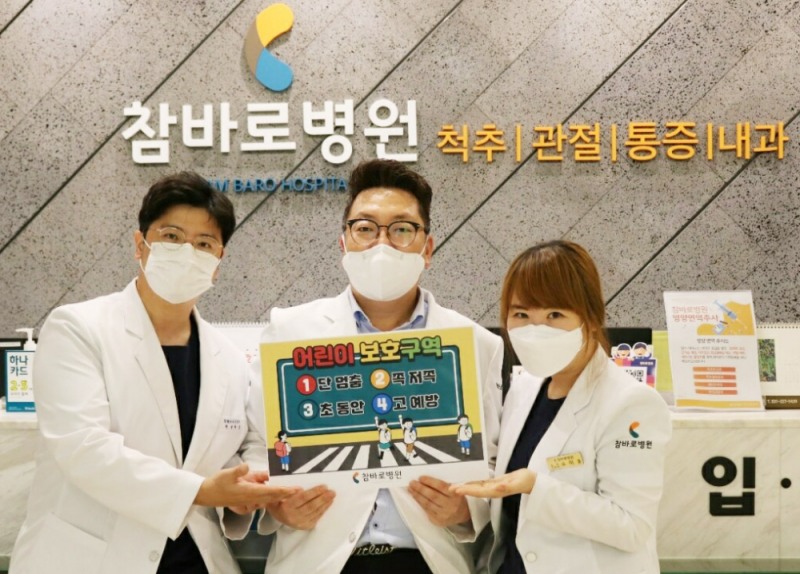 허강원장(좌에서 부터 ), 이주홍원장,오미홍간호팀장이 챌린지에 동참하고 있다.