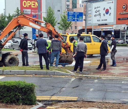 옥암동 소방서 4거리 노후된 상수도 시설이 파손돼 빠른 응급복구/사진=목포시