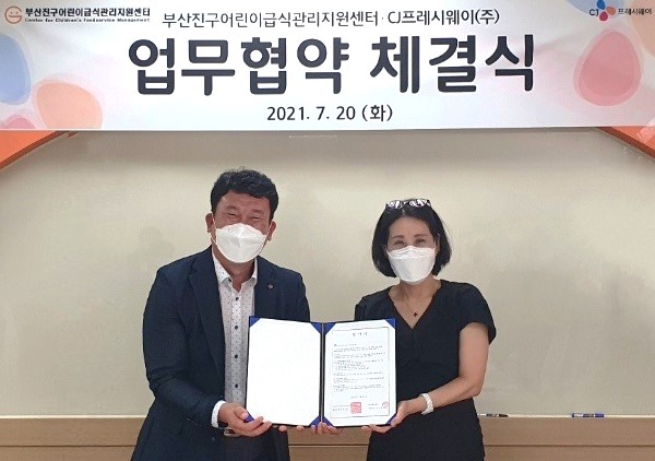 배찬 CJ프레시웨이 키즈사업부장(왼쪽)과 한진숙 부산진구어린이급식관리지원센터장 /사진 제공 = CJ프레시웨이