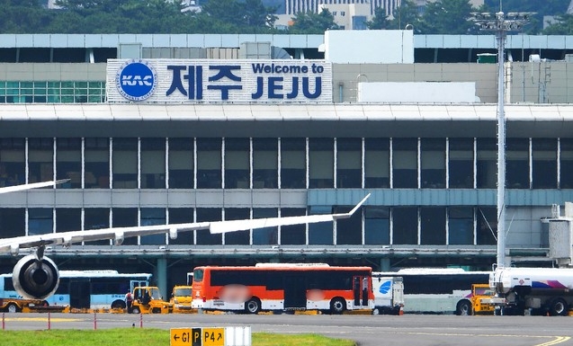 제주국제공항에서 코로나19 집단감염이 발생했다. 제주도 방역당국에 따르면 '제주공항' 집단감염 관련 코로나19 확진자 수는 총 25명이다. 3일 오전 제주국제공항 모습.