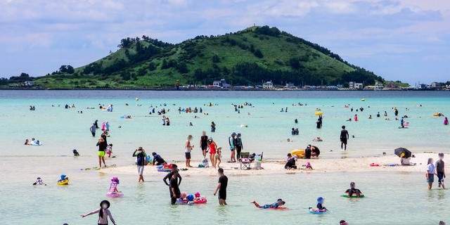 제주시 한림읍 금능해수욕장을 찾은 관광객들이 물놀이를 하며 더위를 식히고 있다.