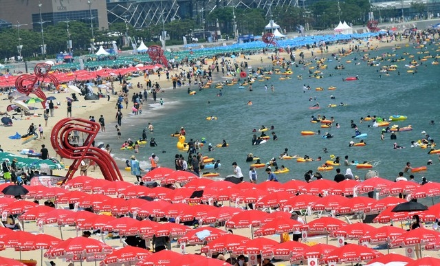 여름 피서 절정기인 1일 부산 해운대해수욕장을 찾은 시민과 관광객들이 물놀이를 즐기고 있다. 코로나19 여파로 피서 성수기를 맞았지만 예년에 비해 피서객이 크게 줄어든 모습이다.
