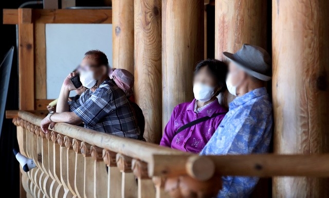 폭염이 이어지는 26일 오전 인천국제공항 제1터미널을 찾은 어르신들이 더위를 피하고 있다.