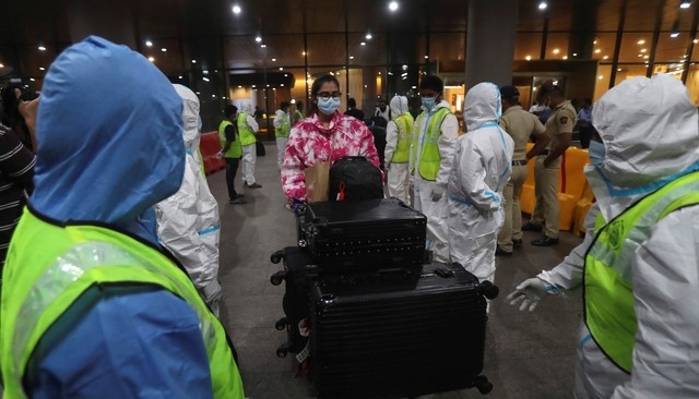 지난 2020년 12월22일 인도 뭄바이의 차트라파티 시바지 마하라즈 국제공항에서 개인보호장비(PPE)를 착용한 현지 보건 관계자들이 영국에서 도착하는 승객들을 안내하고 있다.