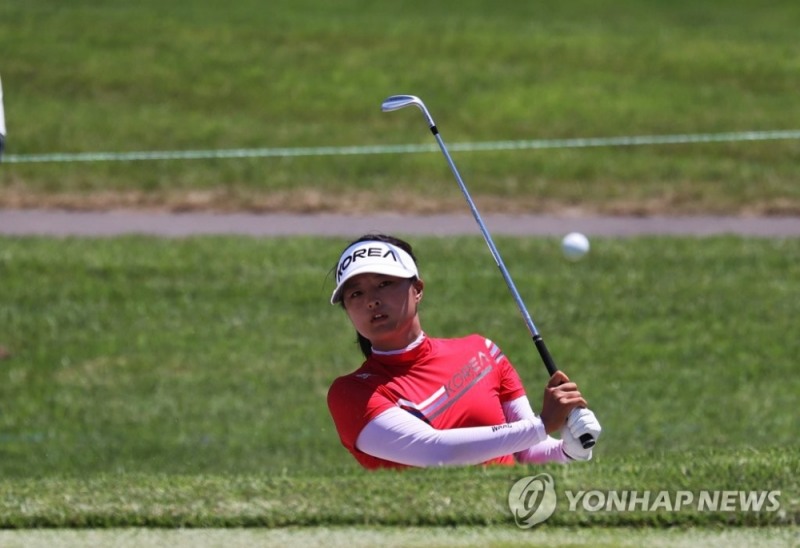 (사이타마=연합뉴스)4일 일본 사이타마현 가스미가세키 컨트리클럽에서 열린 도쿄올림픽 여자골프 1라운드. 고진영이 12번홀 벙커샷을 하고 있다.