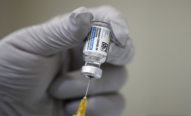 30세 이상 60세 미만 예비군과 민방위 대원, 국방·외교 관련자 등을 대상으로 얀센 백신 접종이 시작된 지난 6월 10일 서울 노원구 미즈아이프라자산부인과에서 의료진이 얀센 백신을 소분하고 있다.