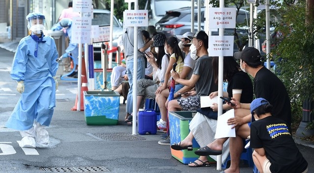 대구지역 코로나19 확진자가 75명으로 집계된 4일 오전 대구 수성구 보건소 선별진료소에서 시민들이 검사를 받기 위해 대기하고 있다.