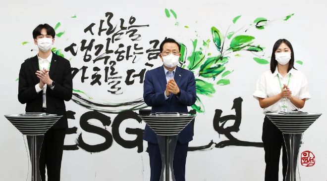 윤대희 신용보증기금 이사장(가운데)/ 사진 제공 = 신용보증기금