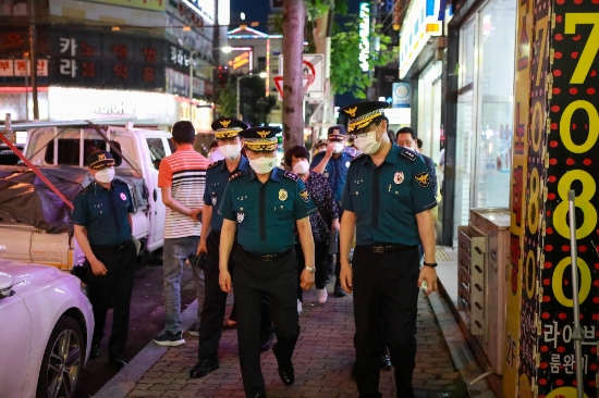 김준철 광주경찰청장이 지난 3일 광주 광산구 쌍암동 일대 유흥업소 등 방역현장을 점검하고 있다./사진=광주경찰청