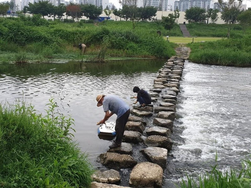 수질분석장면.사진=경기도제공