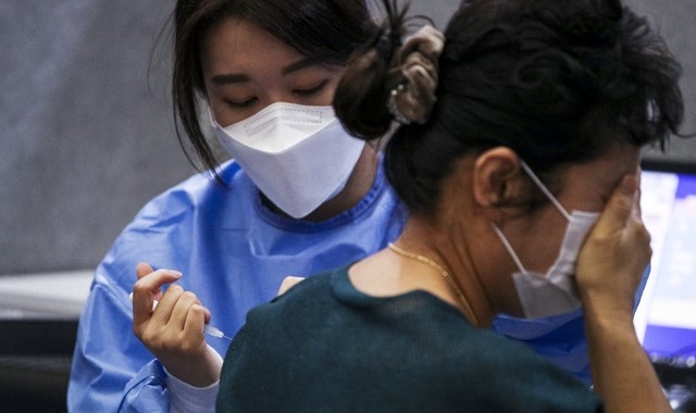 상반기 백신을 접종하지 않은 60~74세에 대한 사전예약이 예정된 2일 오전 서울 은평구 은평문화예술회관에 마련된 예방접종센터를 찾은 시민이 백신 예방접종을 받고 있다. 코로나19 예방접종대응추진단에 따르면 이날 오후 8시부터 31일 오후 6시까지 60~74세 고령층 중 미접종자 사전예약이 진행된다.