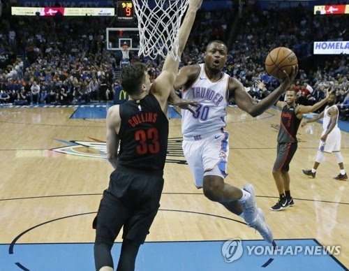 오클라호마시티 썬더 시절의 디온테 버튼(오른쪽).