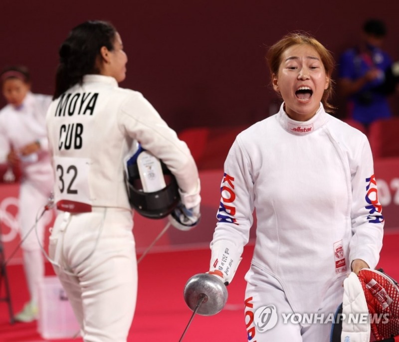 (도쿄=연합뉴스) 5일 일본 무사시노노모리 종합 스포츠플라자에서 열린 근대5종 펜싱 랭킹라운드 경기. 한국 김세희가 쿠바 모야를 상대로 점수를 따 낸뒤 환호하고 있다.