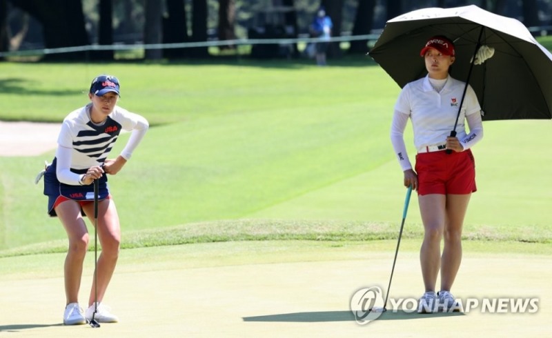 (사이타마=연합뉴스)5일 일본 가스미가세키 컨트리클럽에서 열린 도쿄올림픽 여자골프 2라운드.13번홀에서 고진영이 넬리 코디를 바라보고 있다.