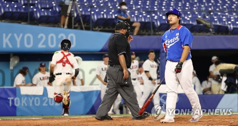 (요코하마=연합뉴스) 5일 일본 요코하마 스타디움에서 열린 도쿄올림픽 야구 패자 준결승전 한국과 미국의 경기.7회초 2사 1, 2루 강백호가 삼진아웃 당한 뒤 더그아웃으로 향하고 있다.