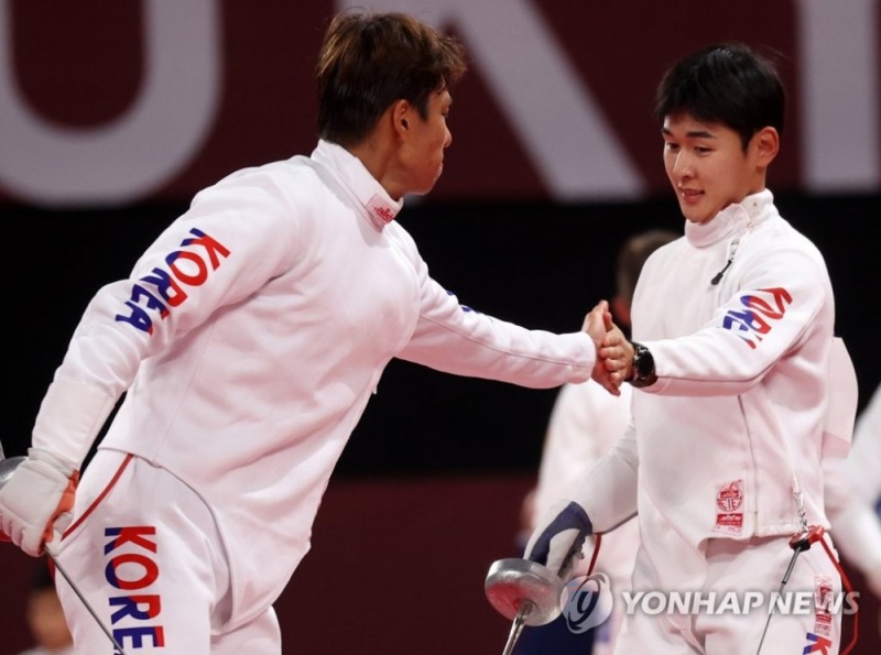 (도쿄=연합뉴스) 5일 일본 무사시노노모리 종합 스포츠플라자에서 열린 남자 근대5종 펜싱 랭킹라운드 경기. 한국 전웅태와 정진화가 하이파이브하고 있다.