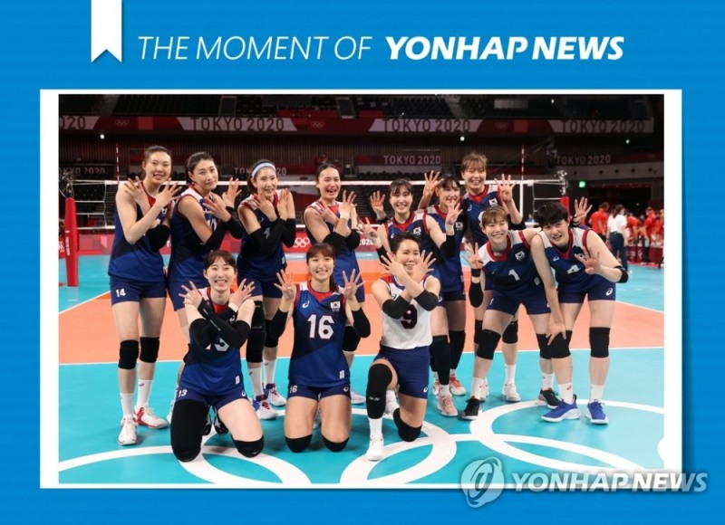 (도쿄=연합뉴스) 4일 일본 아리아케 아레나에서 열린 도쿄올림픽 여자 배구 8강 한국과 터키의 경기에서 승리, 4강 진출에 성공한 한국의 김연경 등 선수들이 손가락 네 개를 펴 보이며 즐거워하고 있다.