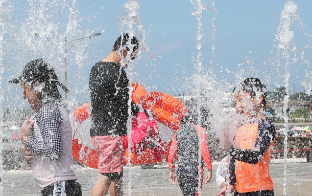 한낮 기온이 33도를 웃도는 등 무더운 날씨를 보인 지난 4일 오후 제주시 애월읍 곽지해수욕장 분수대에서 어린이들이 물놀이를 하고 있다.