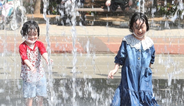 초여름 날씨를 보인 6일 오후 인천시 남동구 중앙공원 내 하트분수대에서 아이들이 물놀이를 하며 즐거워 하고 있다.