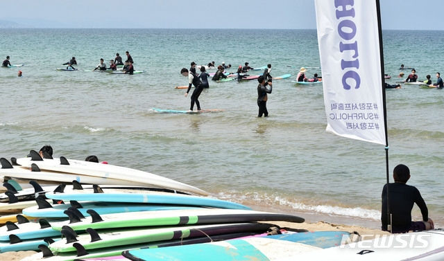 연일 폭염이 이어지고 있는 1일 오후 경북 포항시 북구 흥해읍 용한리 해수욕장에서 서퍼들이 파도를 즐기며 더위를 식히고 있다.