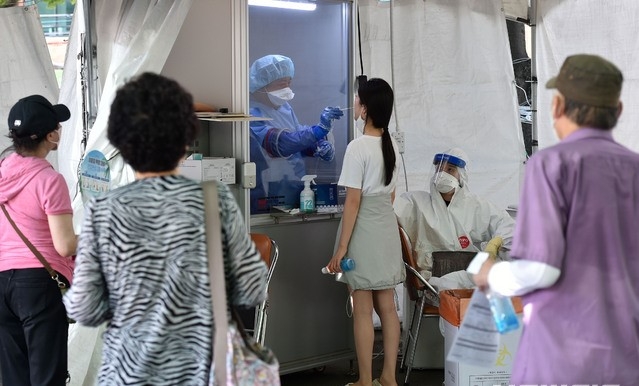 대구지역 코로나19 확진자가 121명으로 집계된 5일 오전 대구 달서구 보건소 선별진료소에서 의료진이 검체 채취를 하고 있다.