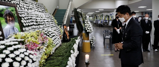 장석웅 교육감이 지난 5일 오후 광주 서구 염주체육관에 차려진 고 김홍빈 대장 분향소를 방문해 고인을 추모하고 유가족을 위로했다./사진=전남교육청