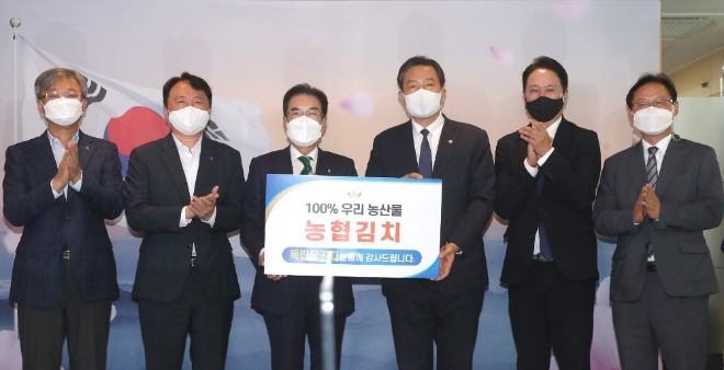 이성희 농협중앙회장(사진 왼쪽에서 세번째)이 농협 창립 60주년 및 제76주년 광복절을 앞두고 6일 농협중앙회 본관에서 황기철 국가보훈처장(〃네번째)을 접견하고 독립유공자 및 유가족들과 나눔을 위한 농협김치를 전달하고 있다./ 사진 제공 = 농협