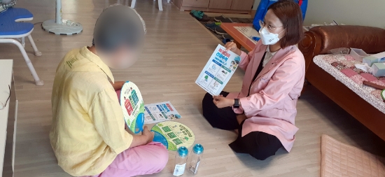 함평군 보건소 직원이 폭염취약계층을 방문해 방문건강서비스 활동을 하고 있다./사진=함평군