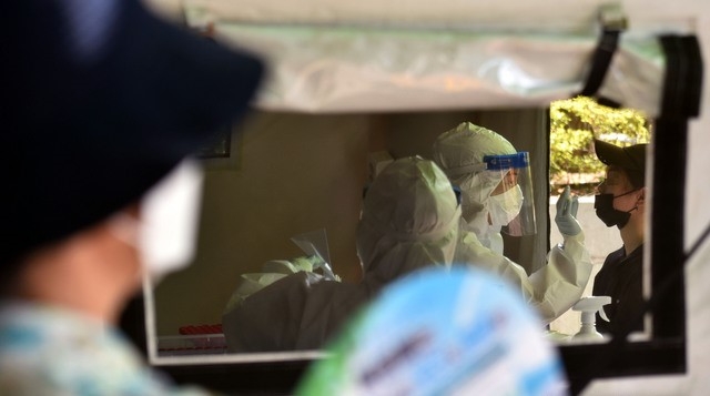 지난 5일 오전 대구 달서구 보건소 선별진료소에서 의료진이 검체 채취를 하고 있다.
