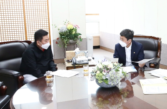 구충곤 화순군수(사진 왼쪽)가 6일 기획재정부를 방문, 안도걸 기재부 2차관(사진 오른쪽) 등을 만나 정부 ‘K-글로벌 백신 허브화 비전 및 전략’ 관련 5개 사업을 건의하며 국비 반영을 요청했다./사진=화순군