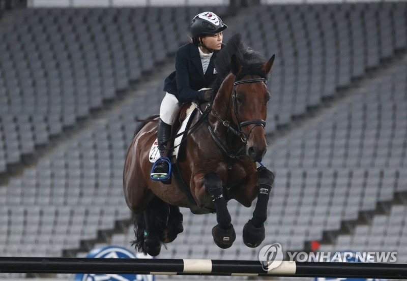 (도쿄=연합뉴스) 도쿄올림픽 여자 근대5종에 출전한 한국 김세희가 6일 일본 도쿄스타디움에서 승마 경기를 펼치고 있다.