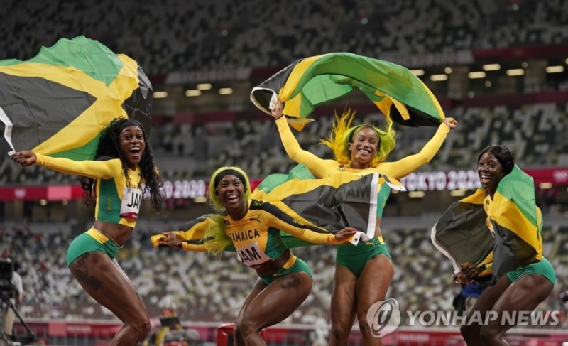 (도쿄 AP=연합뉴스) 일레인 톰프슨(왼쪽)과 셸리 앤 프레이저-프라이스(왼쪽 두 번째)가 6일 도쿄 올림픽 주경기장에서 열린 육상 여자 400m 결승에서 우승한 뒤, 세리머니를 펼치고 있다.