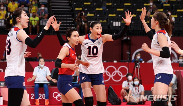 6일 오후 일본 도쿄 아리아케 아레나에서 열린 도쿄올림픽 여자배구 4강전 대한민국과 브라질의 경기, 김연경이 동료들과 기뻐하고 있다.