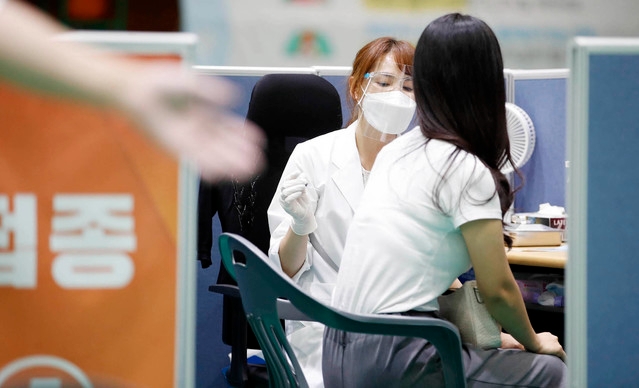  지난 5일 광주 북구 용봉동 코로나19 백신 예방접종센터에서 보건소 의료진이 대상자에 백신을 접종하고 있다. (사진=광주 북구 제공) 