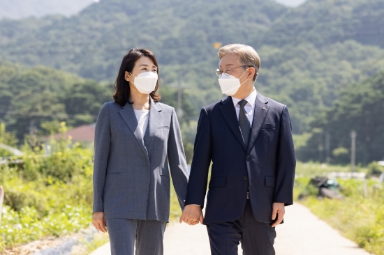 이재명 더불어민주당 대선 경선 후보가 부인 김혜경 여사의 선친 고향인 충청북도 충주 방문을 시작으로, ‘전국 순회’ 마무리를 위한 두 번째 지방 방문 일정을 시작했다./사진=이재명 열린캠프