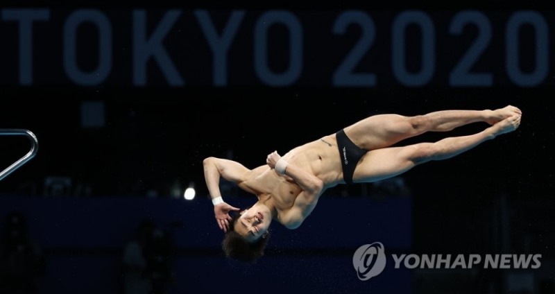 (도쿄=연합뉴스) 7일 일본 도쿄 아쿠아틱스 센터에서 열린 남자 다이빙 10m 플랫폼 준결승전. 한국 우하람이 다이빙 연기를 선보이고 있다.