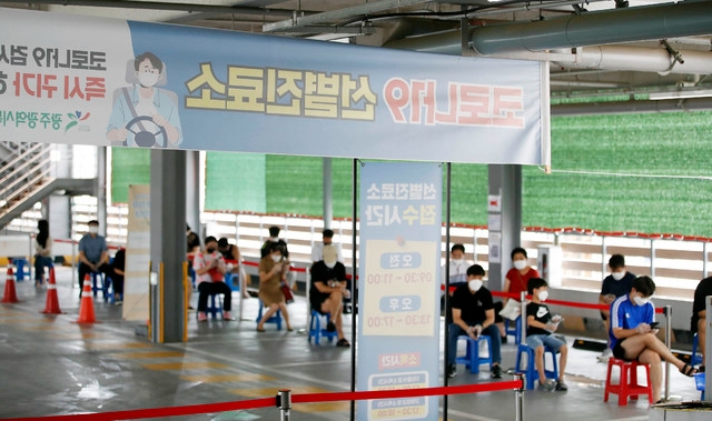 33도를 웃도는 무더운 날씨가 이어진 3일 광주 북구 용봉동 선별진료소에 코로나19 검사를 받으려는 시민 발길이 이어지고 있다. (사진=광주 북구 제공)