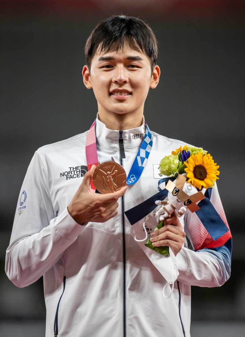 한국 근대5종 올림픽사에 새로운 이정표를 세운 전웅태가 자랑스런 동메달을 들어 보이고 있다.