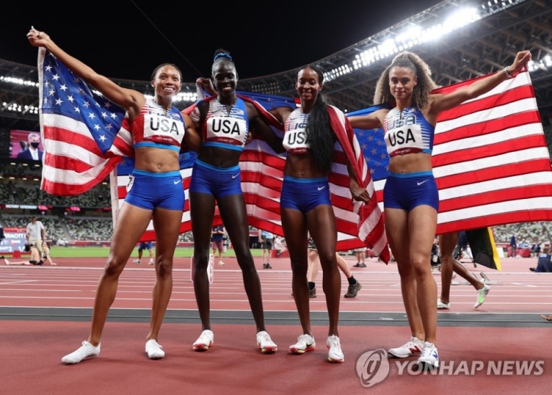 (도쿄=연합뉴스) 미국 육상 여자 400m 계주팀이 도쿄올림픽 여자 1,600m 여자 육상경기 결선에서 우승한 뒤 기뻐하고 있다.