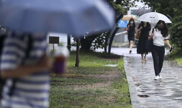 전국이 대체로 흐리고 대부분의 지역에서 비가 내리는 지난 2일 오전 서울 은평구 서울혁신파크에서 우산을 쓴 시민들이 발걸음을 옮기고 있다.
