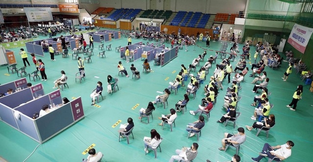 지난 5일 광주 북구 용봉동 코로나19 백신 예방접종센터에 접종 대상자 발길이 잇따르고 있다. (사진=광주 북구 제공)