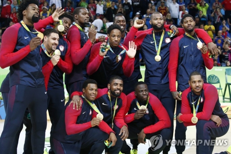 도쿄올림픽에서 금메달을 딴 미국 농구 대표 선수들.