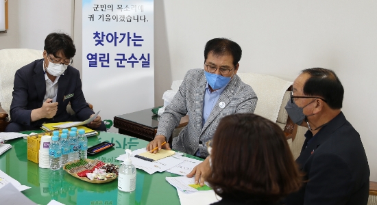 이상익 함평군수가 지난 3일 함평읍사무소에서 군민과 대화를 하고 있다./사진=함평군