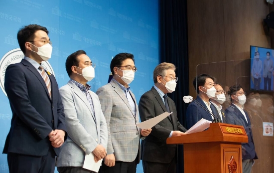 이재명 더불어민주당 대선 예비후보가 8일 캠프 관계자들과 국회 소통관에서 기자회견을 열고 타 후보를 비방하는 일체의 네거티브 중단을 선언하고 있다./사진=이재명 열린캠프