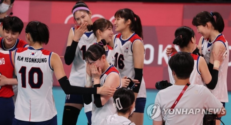 2020 도쿄올림픽에서 여자배구가 극적으로 4강에 진출하면서 배구에 대한 국민적 관심이 매우 높아졌다. 사진은 세르비아와의 3-4위전에서 패한 선수들이 서로를 위로하고 있다. [도쿄=연합뉴스]