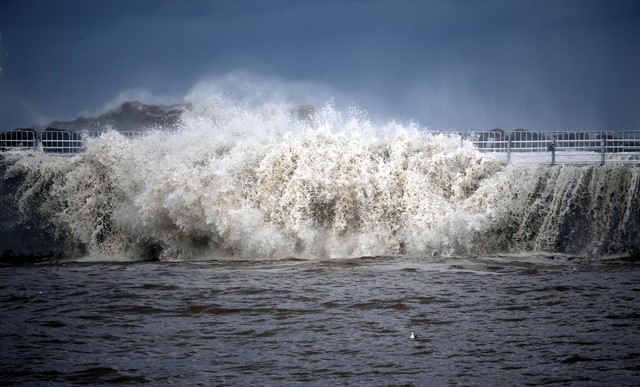 지난해 발생한 제10호 태풍 '하이선(HAISHEN)'의 영향으로 폭풍해일이 우려되는 가운데 강릉 주문진항 방파제에 부딪힌 파도가 매우 위협적이다.