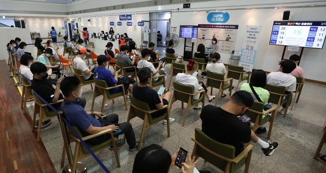 9일 서울 시내 한 코로나19 예방접종센터에서 시민들이 백신을 접종한 뒤 이상반응 모니터링을 위해 자리에 앉아 있다. 이날부터 18~49세 코로나19 백신 접종 사전예약이 시작됐다. 생일 끝자리와 동일한 날짜에만 예약이 가능, 이날은 9·19·29일 생일인 사람이 예약할 수 있다.