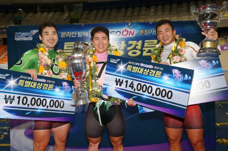 온라인 발매 SPEED-ON 론칭 기념 특별대상경륜에서 우승한 임채빈(가운데)과 2위 정종진(오른쪽), 3위 신은섭(왼쪽)