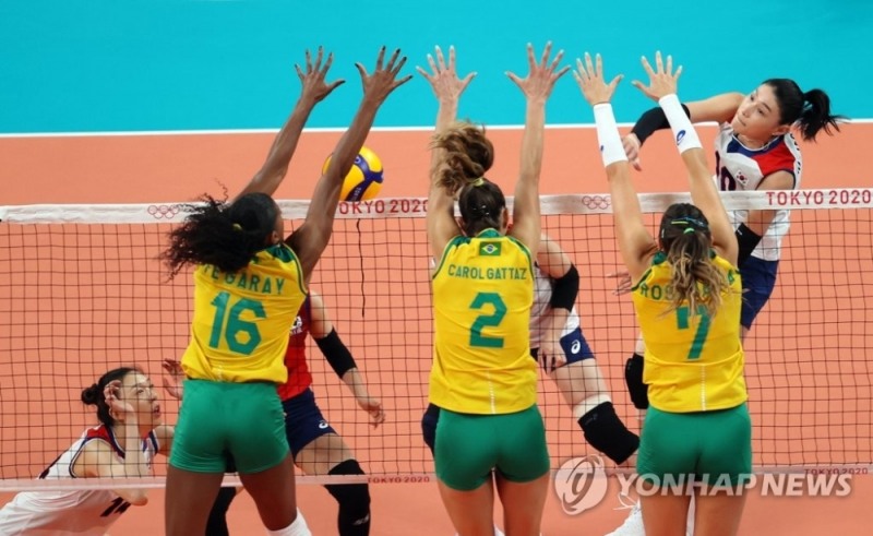 김연경이 2020 도쿄올림픽 브라질과의 4강전에서 브라질 수비 3명의 블로킹을 뚫고 빠른 공격을 시도하고 있다. [도쿄=연합뉴스 자료사진]