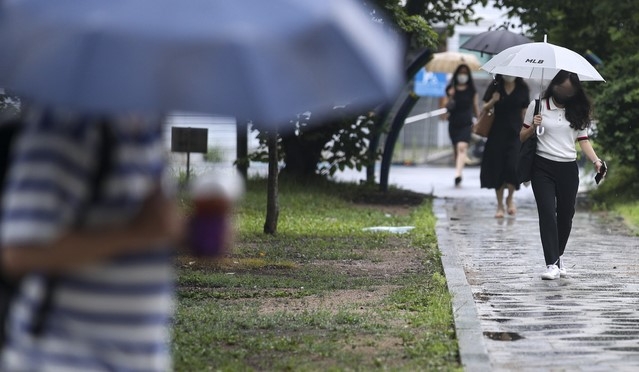 전국이 대체로 흐리고 대부분의 지역에서 비가 내리는 지난 2일 오전 서울 은평구 서울혁신파크에서 우산을 쓴 시민들이 발걸음을 옮기고 있다.